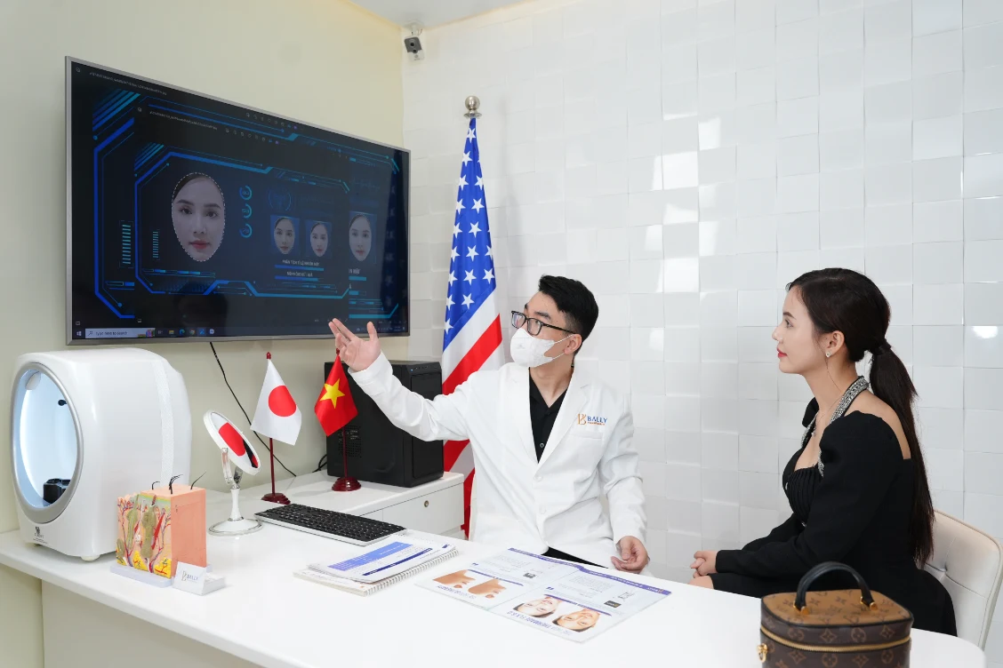 Bác sĩ Bally tư vấn phác đồ cân chỉnh gương mặt